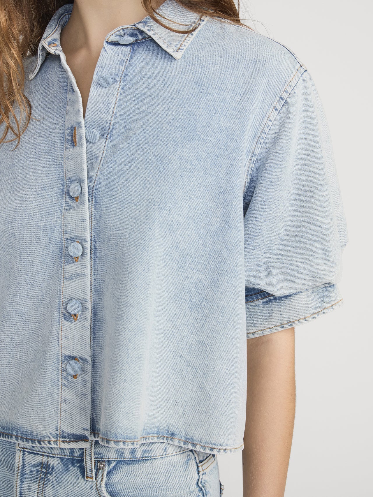 FRAME BILLOW Light blue denim shirt worn by a person on a white background