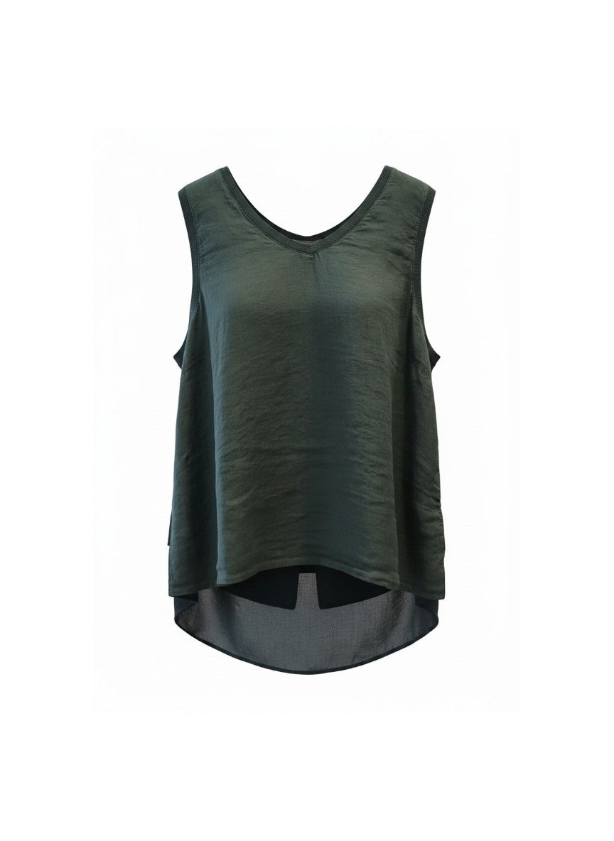 Transit tank top with wide shoulder, made of linen fabric and characterized in the back by a double layer of viscose georgette, cut in the center back and slit pattern. Mesh inserts on the neck and slim. Dyed head.