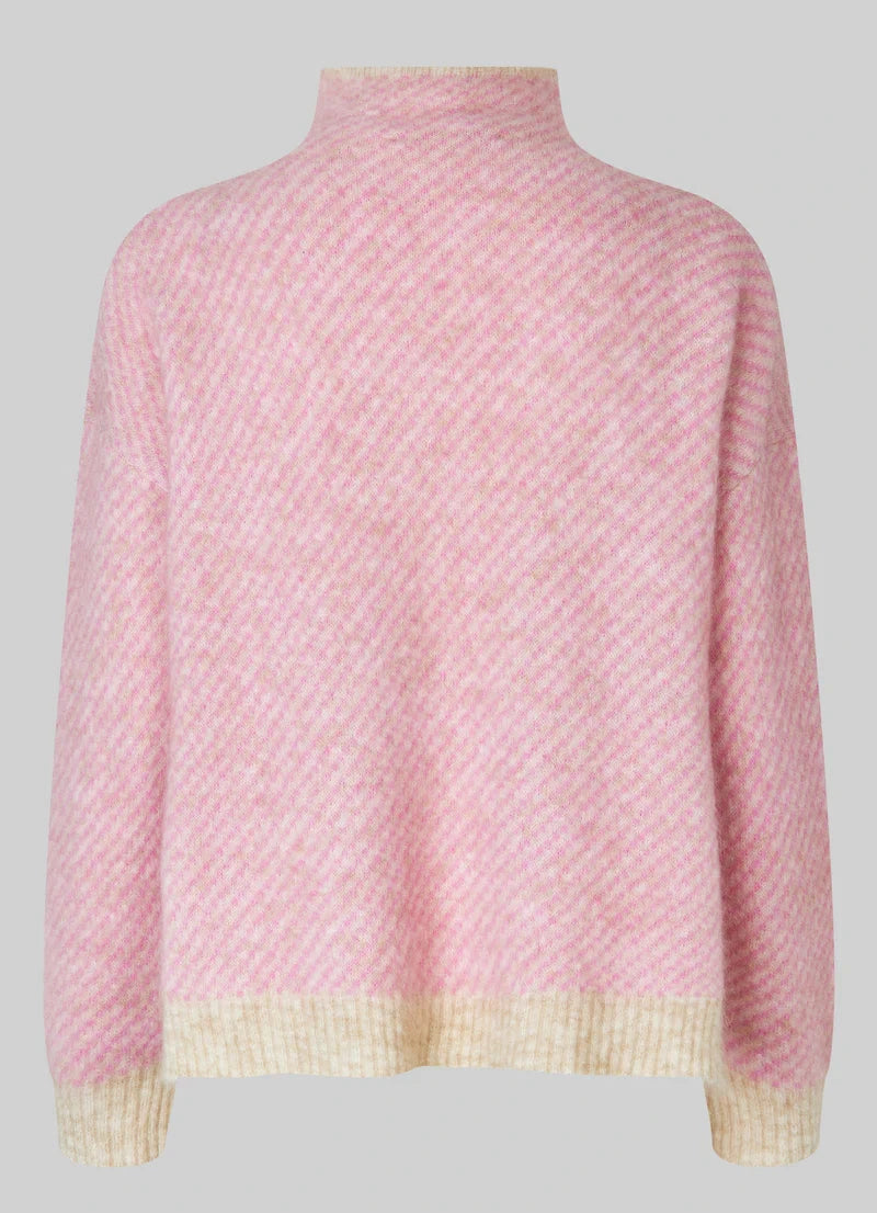 Pink textured sweater on a gray background