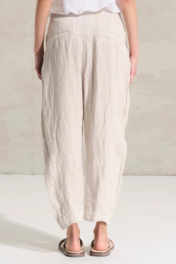 Transit pants with a soft fit, slightly arched leg and pockets on the side with flaps on the front and welt on the back. Garment made of linen and cupro fabric with micro pattern.