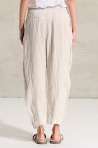 Transit pants with a soft fit, slightly arched leg and pockets on the side with flaps on the front and welt on the back. Garment made of linen and cupro fabric with micro pattern.