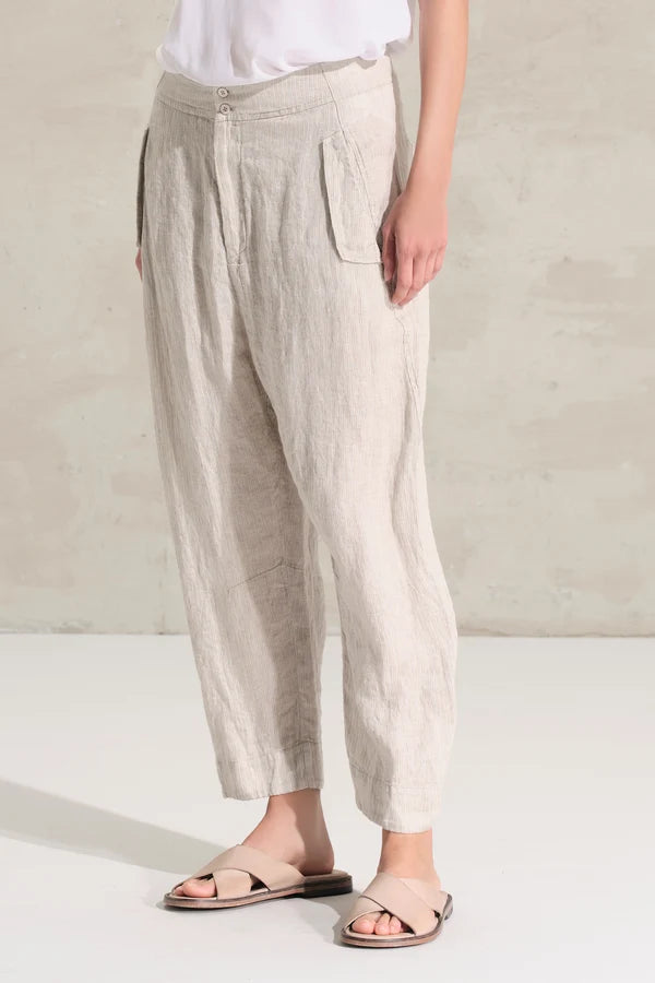 Transit pants with a soft fit, slightly arched leg and pockets on the side with flaps on the front and welt on the back. Garment made of linen and cupro fabric with micro pattern.