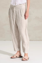 Transit pants with a soft fit, slightly arched leg and pockets on the side with flaps on the front and welt on the back. Garment made of linen and cupro fabric with micro pattern.