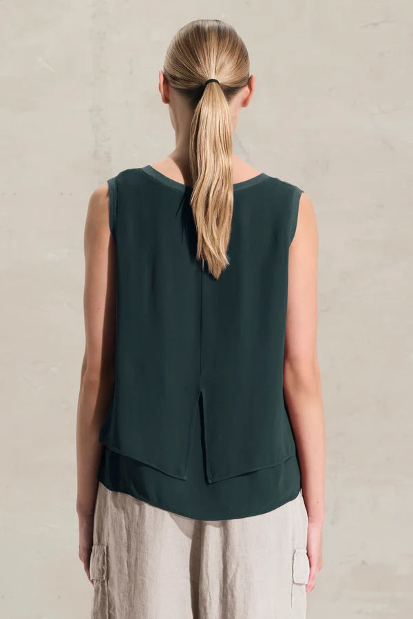 Transit tank top with wide shoulder, made of linen fabric and characterized in the back by a double layer of viscose georgette, cut in the center back and slit pattern. Mesh inserts on the neck and slim. Dyed head.