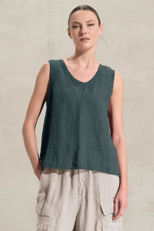 Transit tank top with wide shoulder, made of linen fabric and characterized in the back by a double layer of viscose georgette, cut in the center back and slit pattern. Mesh inserts on the neck and slim. Dyed head.