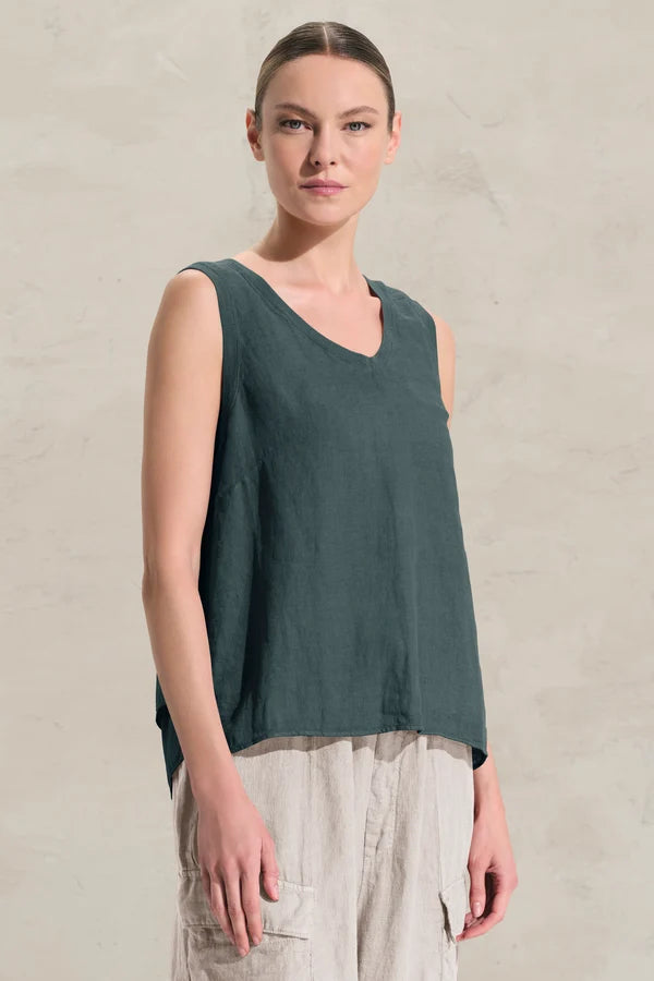 Transit tank top with wide shoulder, made of linen fabric and characterized in the back by a double layer of viscose georgette, cut in the center back and slit pattern. Mesh inserts on the neck and slim. Dyed head.