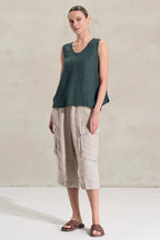 Transit tank top with wide shoulder, made of linen fabric and characterized in the back by a double layer of viscose georgette, cut in the center back and slit pattern. Mesh inserts on the neck and slim. Dyed head.