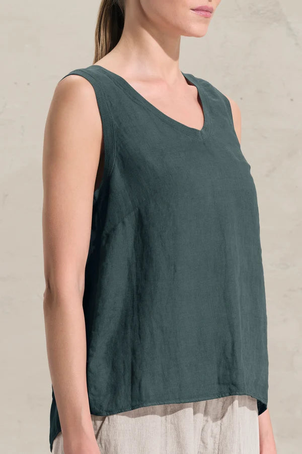 Transit tank top with wide shoulder, made of linen fabric and characterized in the back by a double layer of viscose georgette, cut in the center back and slit pattern. Mesh inserts on the neck and slim. Dyed head.
