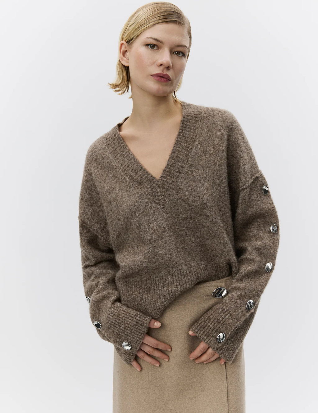 Woman wearing solange cozy days by day birger et Mikkelsen brown sweater with button details on a white background