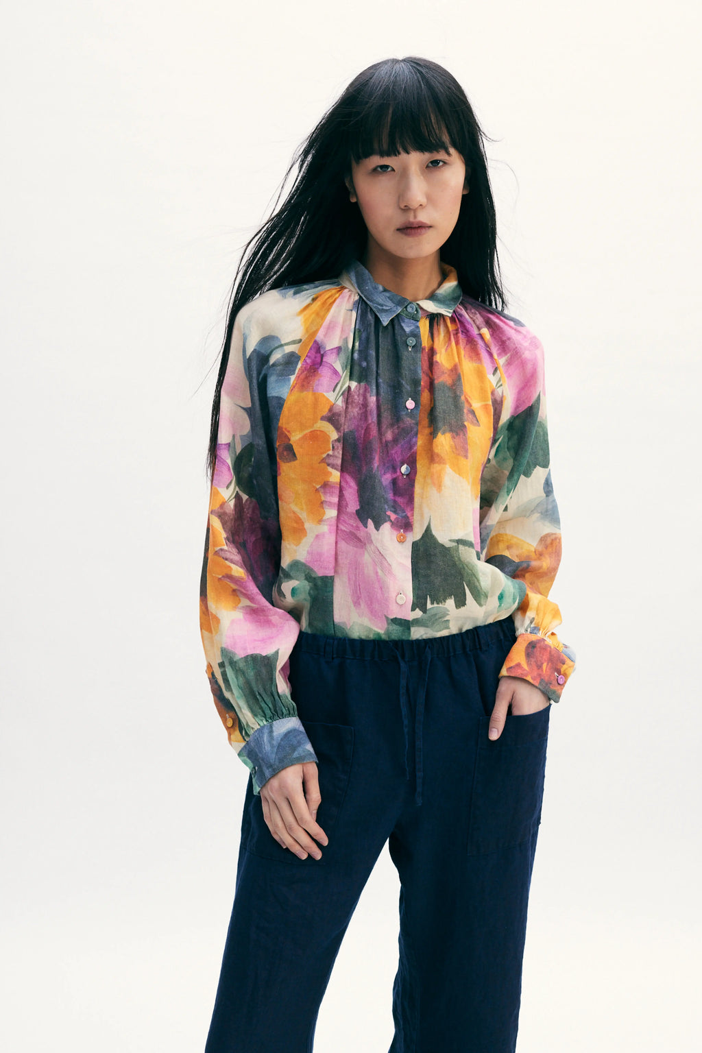Woman wearing a colorful floral blouse with a plain background
de29ar.4056
Hannes Roether