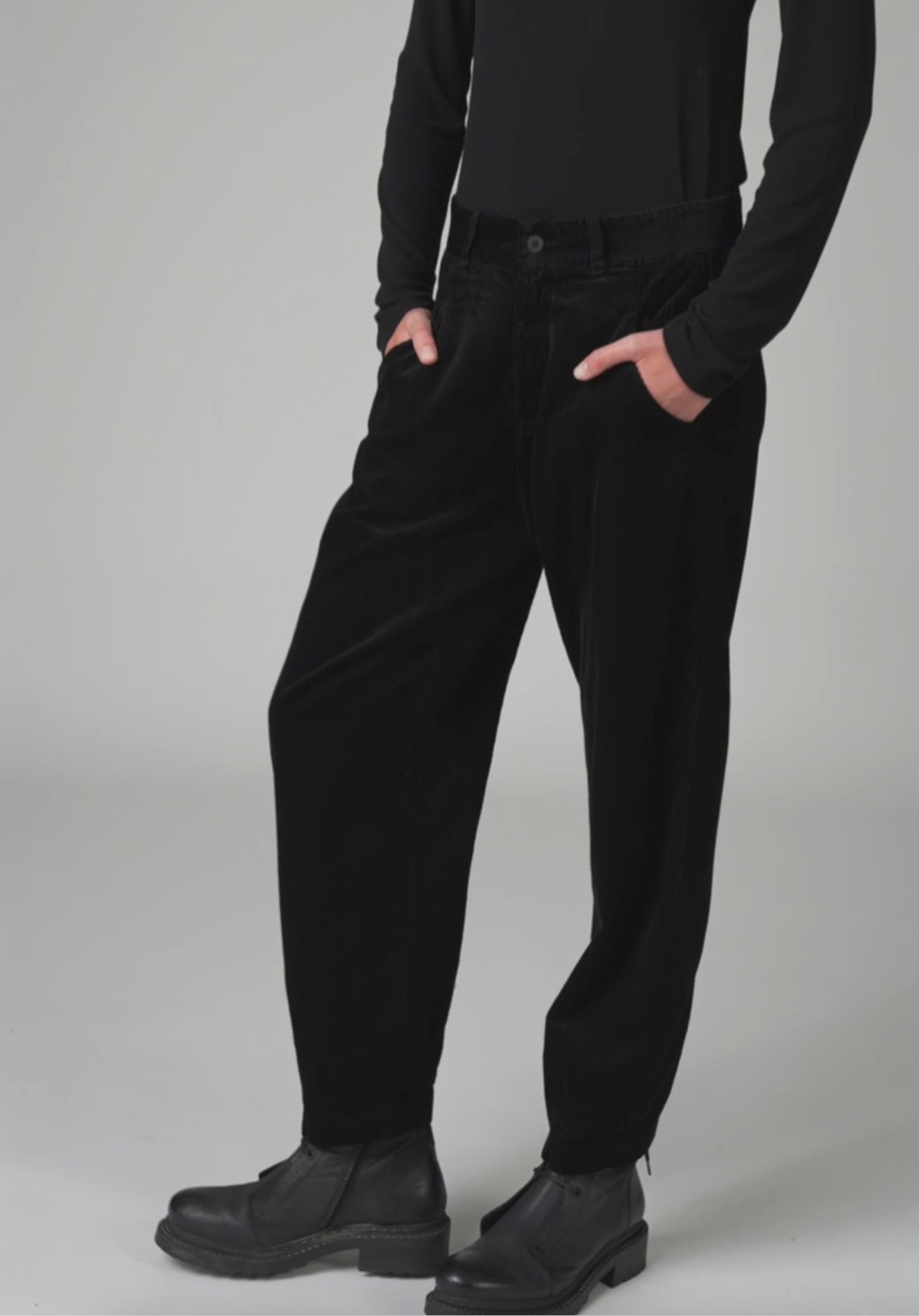 Comfort fit trousers in viscose and stretch cotton corduroy