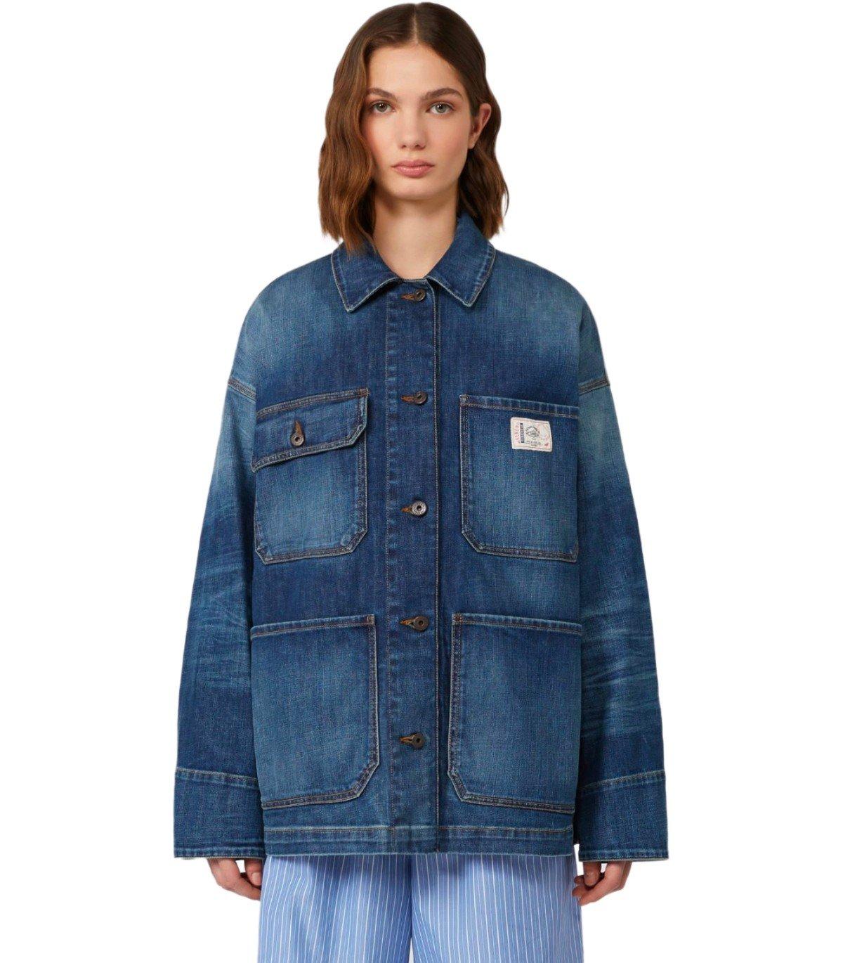 Woman wearing a blue denim jacket on a white background aligi weekend Maxmara jacket